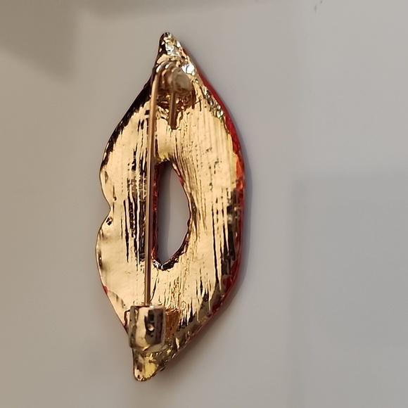 KISS Brooch Covered In Simulated Diamonds - Picture 2 of 4